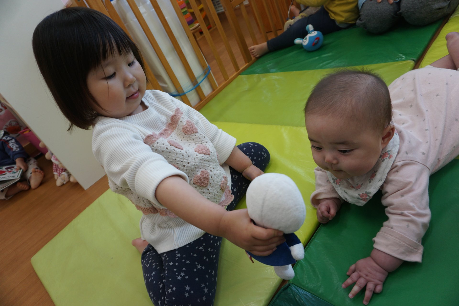 園で一緒にあそぶ子どもたち